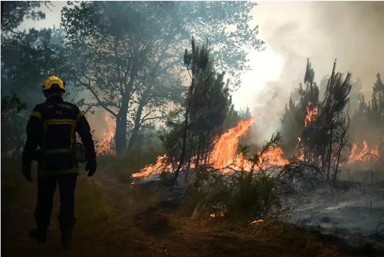 pompier face au feu