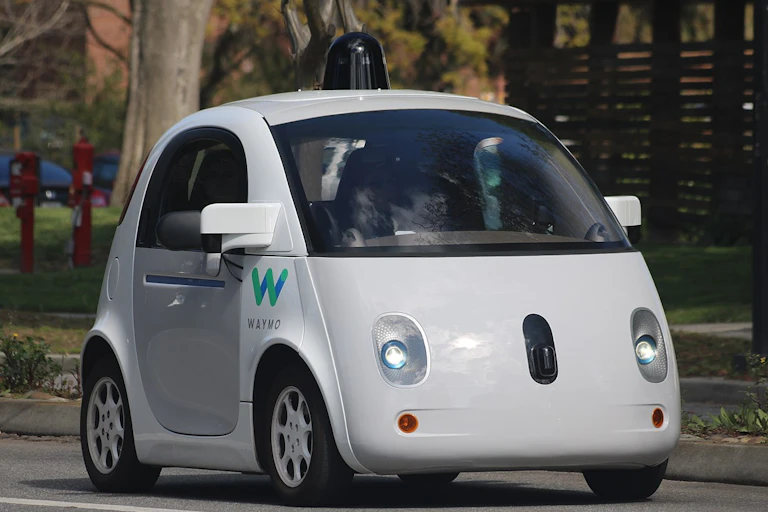 Une voiture autopilotée de la marque Waymo sur les routes de Californie aux États-Unis.