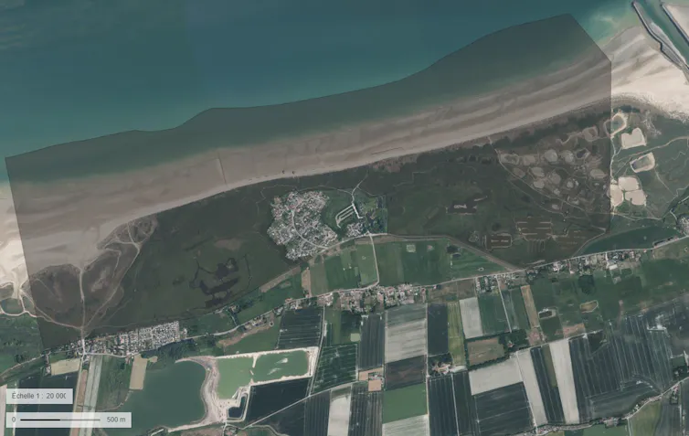 La zone du platier d’Oye (Pas-de-Calais) porte en son centre un lotissement et, autour, fait l’objet d’une réserve naturelle nationale (périmètre grisé). Vue prise en 2021