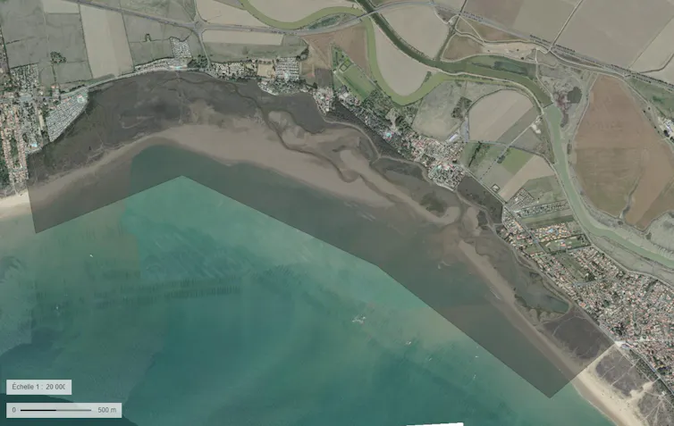 La casse de la Belle Henriette (Vendée) consiste en une lagune bordée d’habitations et de campings et fait également l’objet d’une réserve naturelle nationale (périmètre grisé). Vue prise en 2019