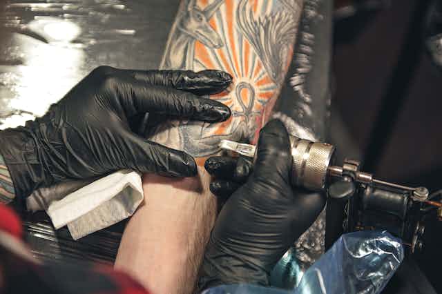 La tinta de los tatuajes afecta al sistema inmune - Asociación Toxicológica  Argentina