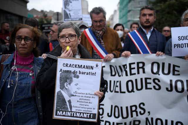 Photo de riverains demandant la prise en charge des toxicomanes accros au crack « relocalisés » en 2021 aux portes de Paris