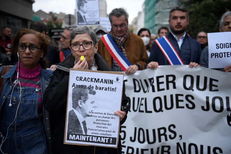 Photo de riverains demandant la prise en charge des toxicomanes accros au crack « relocalisés » en 2021 aux portes de Paris