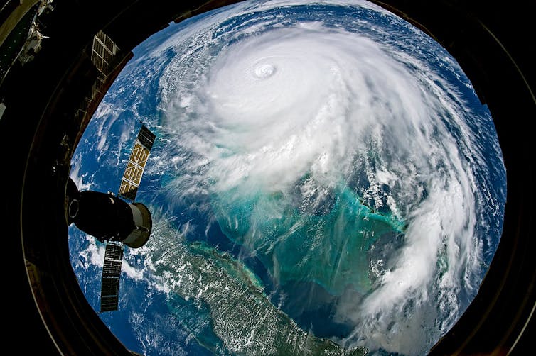 Vista de la Tierra y un gran huracán desde un portal en la estación espacial.