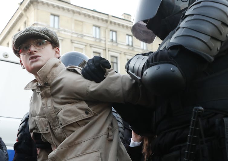 A young man is arrested at a St Petersburg protest about mobilization.