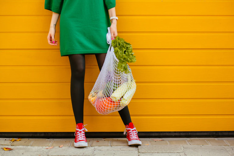 Illustration représentant un «bobo » rentrant du marché.