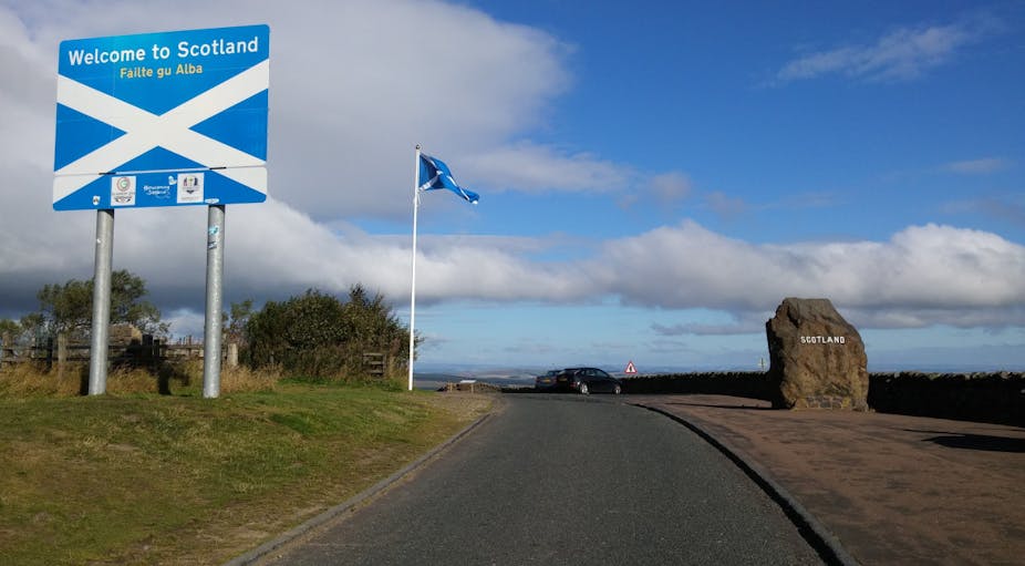 Bienvenue en Écosse: panneau touristique aux couleurs du drapeau écossais (Alba).