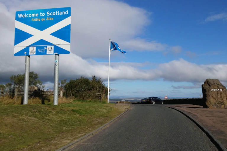 Bienvenue en Écosse: panneau touristique aux couleurs du drapeau écossais (Alba).