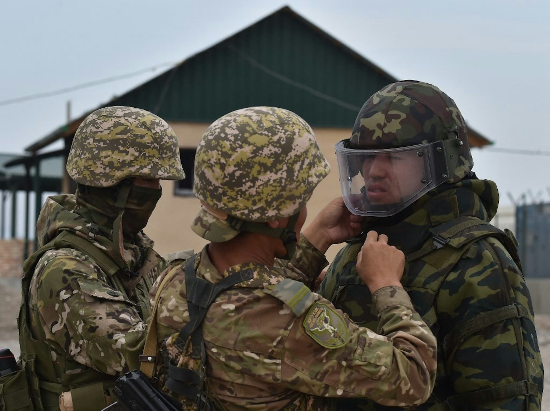 Trois militaires kirghiz se préparent