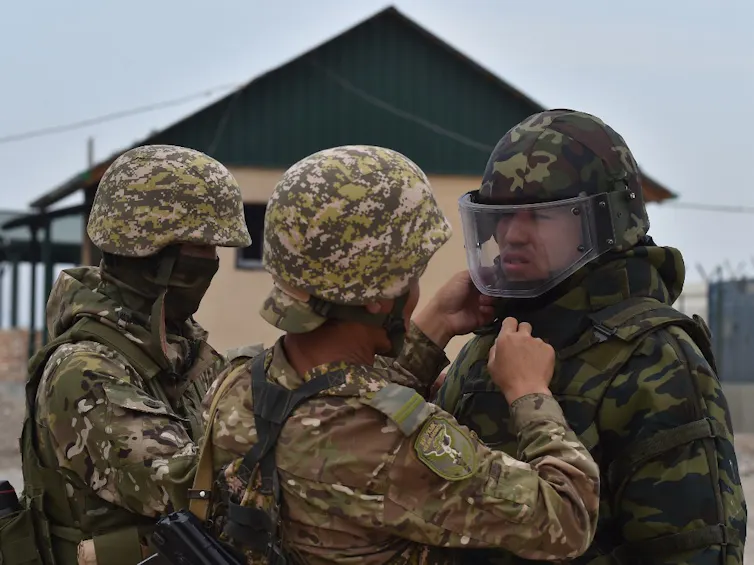 Trois militaires kirghiz se préparent