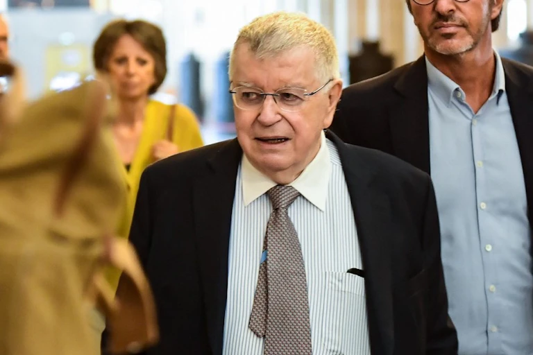 L'ancien PDG de France Télécom, Didier Lombard, arrive dans la salle d'audience à Paris, le 11 mai 2022, pour l'ouverture du procès en appel des anciens dirigeants de France Télécom dont le verdict a été livré ce vendredi 30 septembre.