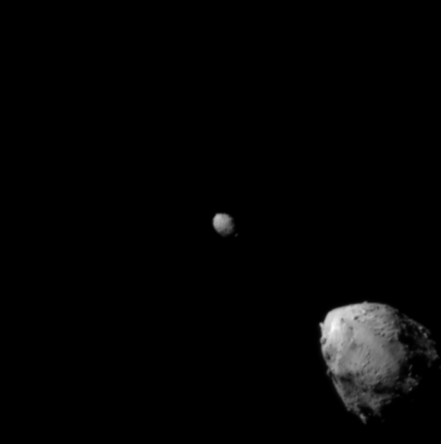 Deux rochers gris sur la toile de fond noire de l'espace.