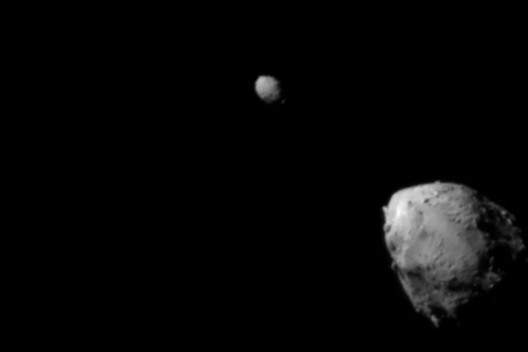 Deux rochers gris sur la toile de fond noire de l'espace.