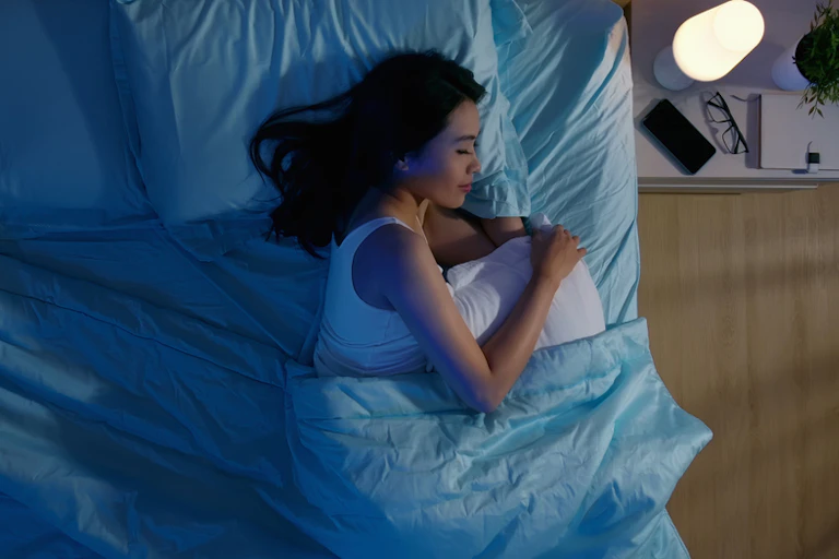 femme dort sur le côté