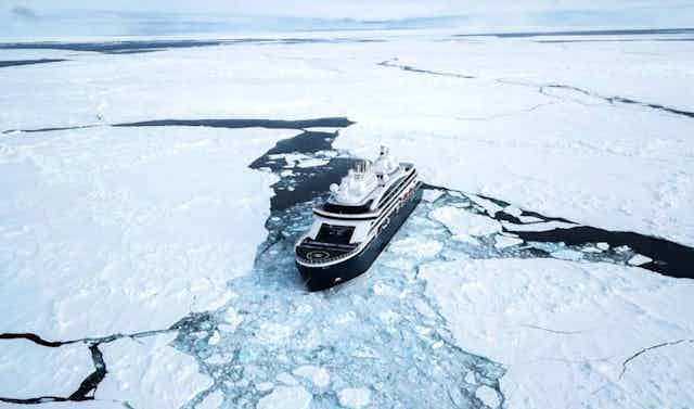 Photo du navire le « Commandant Charcot » au large du Groenland. 