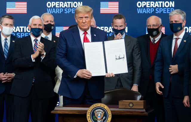 L'ex-président américain Donald Trump pose - sans masque - lors du sommet sur les vaccins de l'opération Warp Speed à Washington, DC, le 8 décembre 2020.