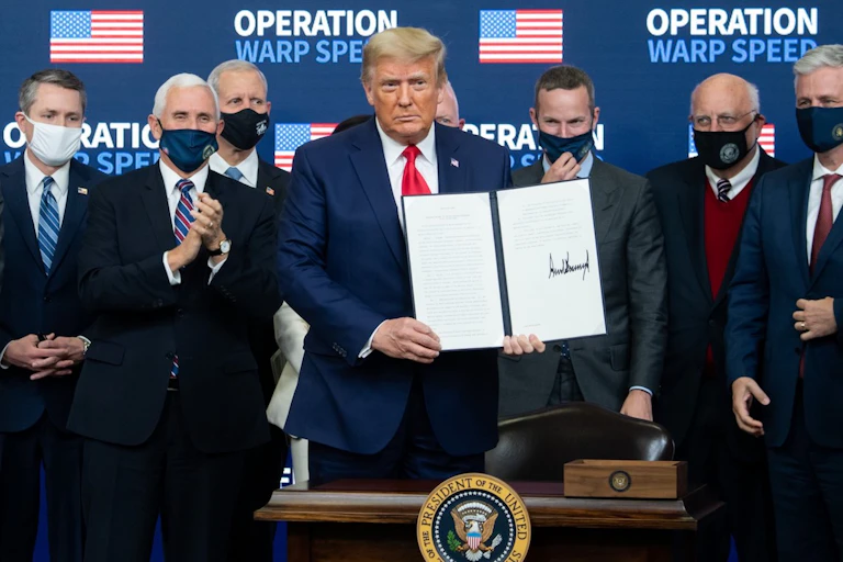 L'ex-président américain Donald Trump pose - sans masque - lors du sommet sur les vaccins de l'opération Warp Speed à Washington, DC, le 8 décembre 2020.