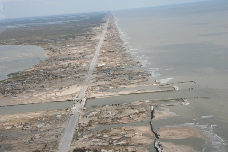 Extensión de tierra inundada por el mar.