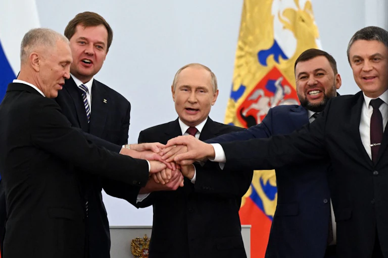Poutine et les quatre « chefs » des régions que la Russie vient d'annexer à l'Ukraine