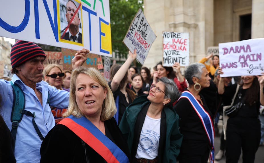 Manifestation le 24 mai 2022 contre les personnels politiques accusés de harcèlement ou de violences sexuelles. Les députées Danielle Simonnet (LFI) et Sandrine Rousseau (EELV), participent au cortège parmi d'autres.