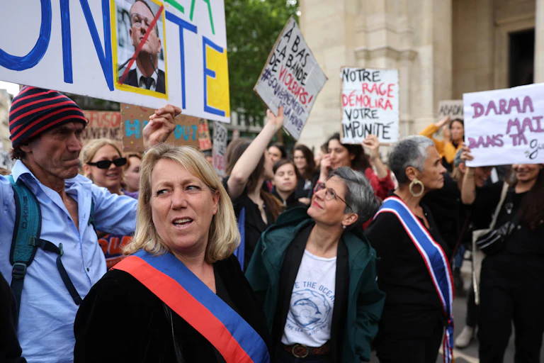 Manifestation le 24 mai 2022 contre les personnels politiques accusés de harcèlement ou de violences sexuelles. Les députées Danielle Simonnet (LFI) et Sandrine Rousseau (EELV), participent au cortège parmi d'autres.