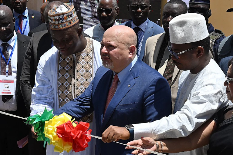 Trois hommes coupent un ruban