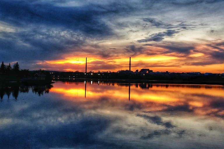 ville industrielle au coucher de soleil