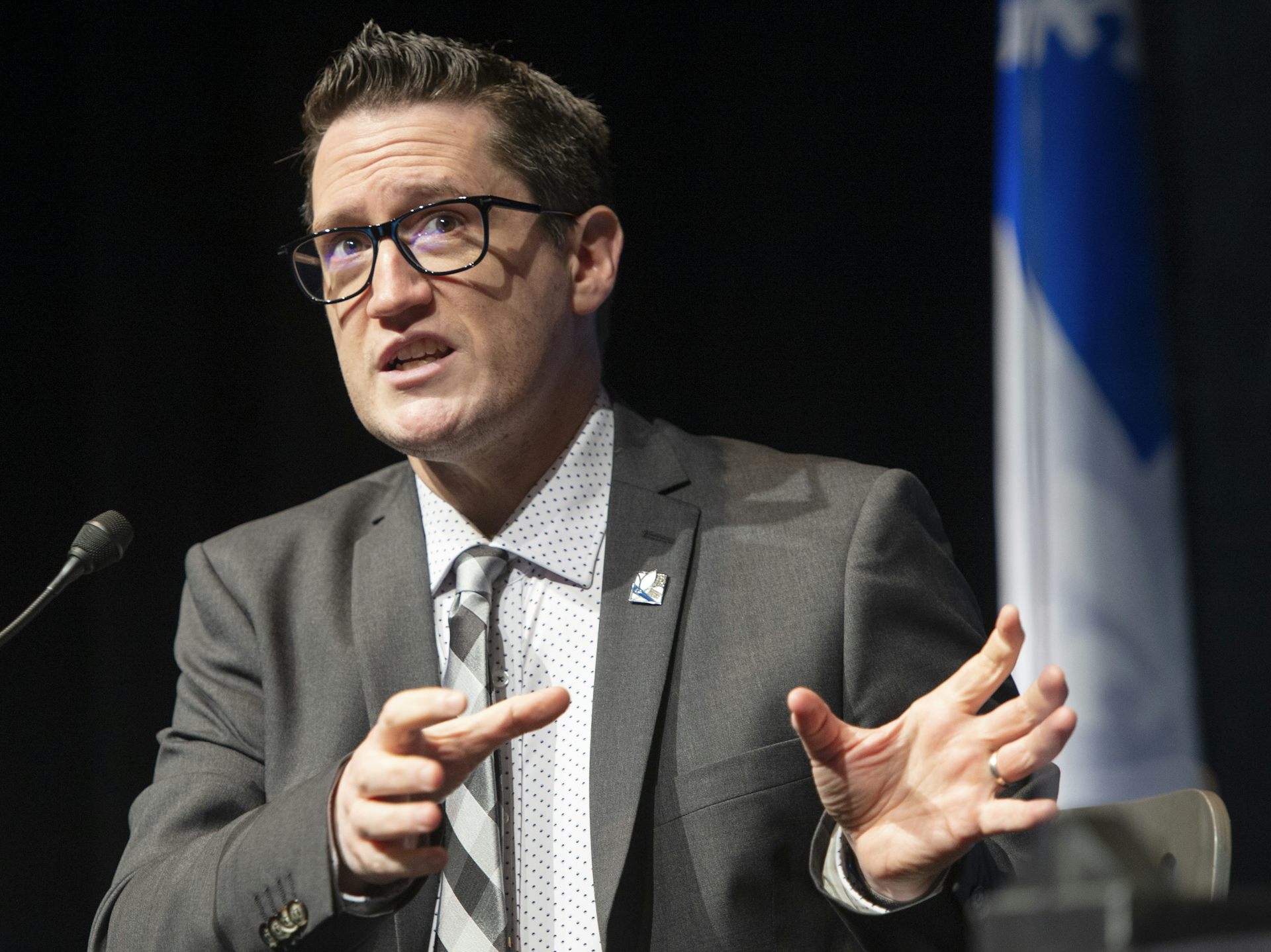 Benoît Charrette durant une conférence de presse
