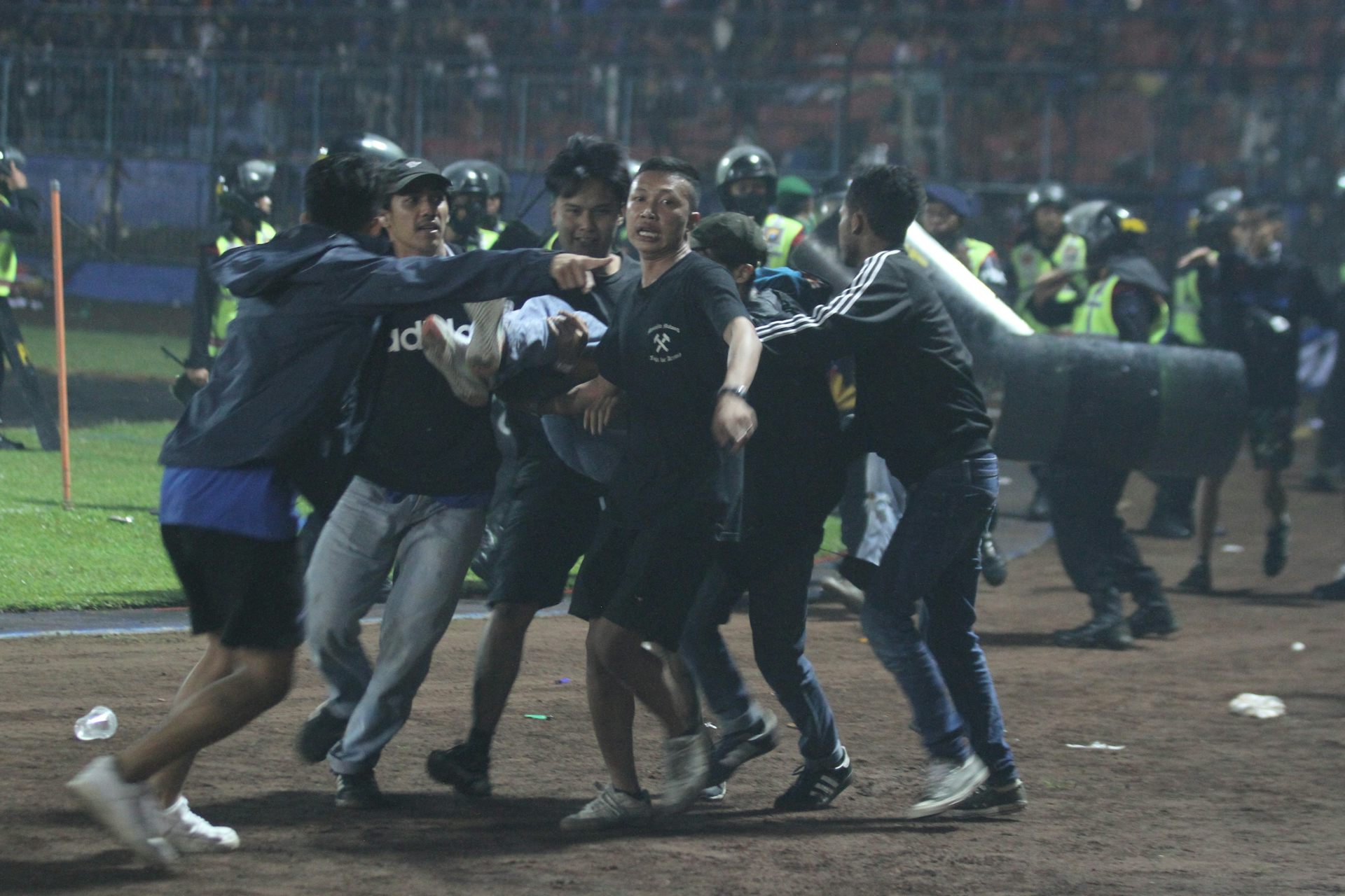 Tragedi Stadion Kanjuruhan: Kenapa Dan Bagaimana 'stampede' Menelan ...