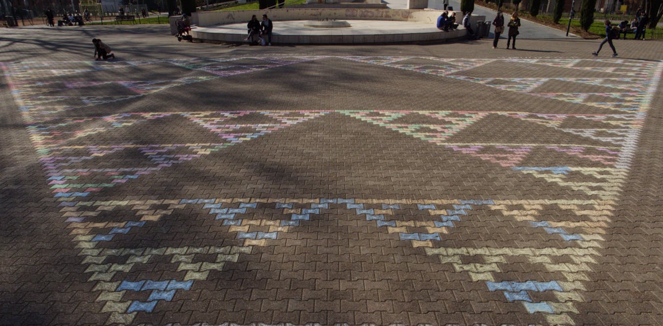 Sulle pietre, un triangolo pieno di buchi