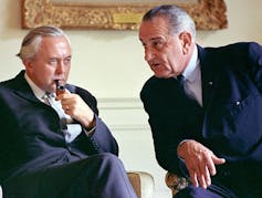 Le premier ministre britannique Harold Wilson (à gauche) en discussion avec le président américain Lyndon B. Johnson à la Maison-Blanche, en 1966