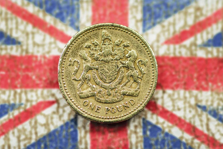 Pièce d'un pound sur fond de drapeau britannique.