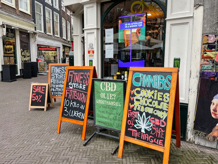 Photo de la devanture d’une boutique proposant du CBD aux Pays-Bas.