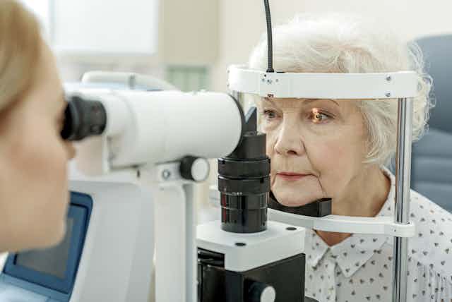 Une femme âgée se fait examiner les yeux.