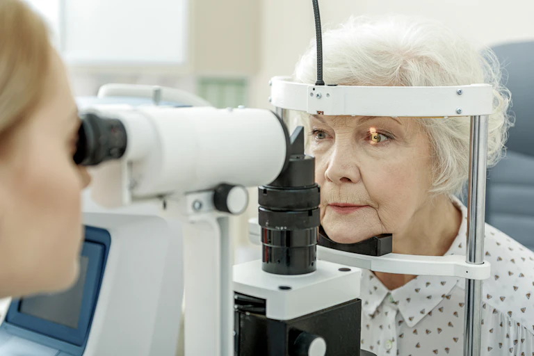 Une femme âgée se fait examiner les yeux.