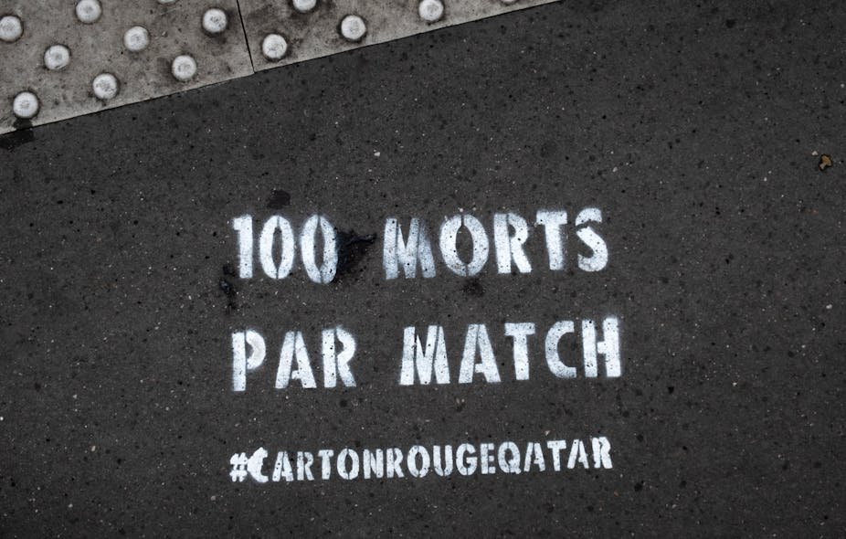 Graffiti sur un trottoir parisien, le 14 septembre 2022, contre la coupe du monde au Qatar.