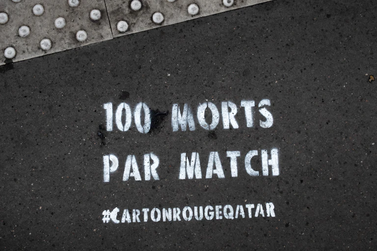 Graffiti sur un trottoir parisien, le 14 septembre 2022, contre la coupe du monde au Qatar.