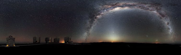 La Via Lattea attraversa questo raro panorama a 360 gradi del cielo notturno sopra la piattaforma del Paranal