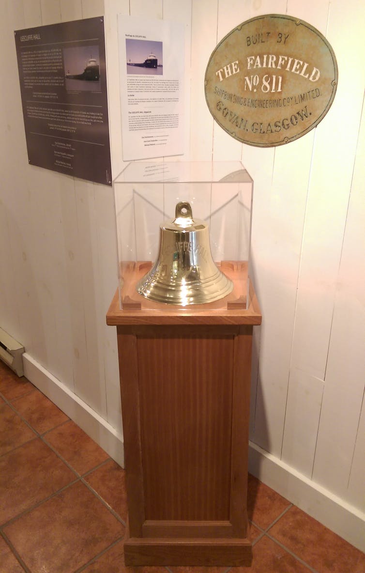 cloche exposée dans un musée
