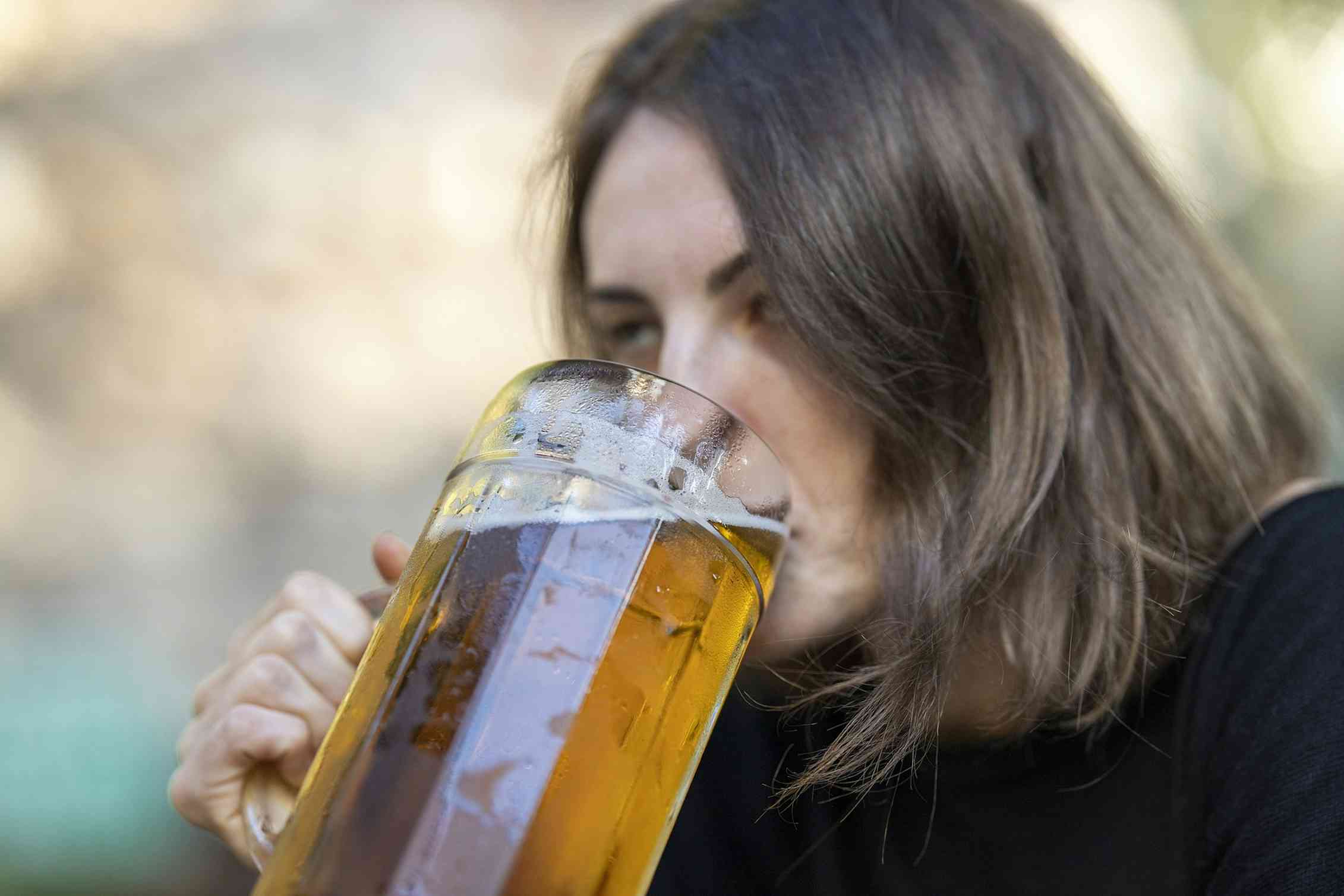 Девушка после выпитого. Женщина пьет. Пьющая женщина. Женщина пьет пиво. Женщина и алкоголь.