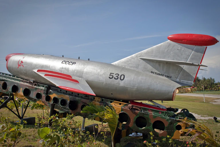 Un missile Sopka déployé pendant la crise des missiles de 1962 est exposé au complexe Morro Cabana, le 11 octobre 2012 à La Havane, capitale de Cuba.