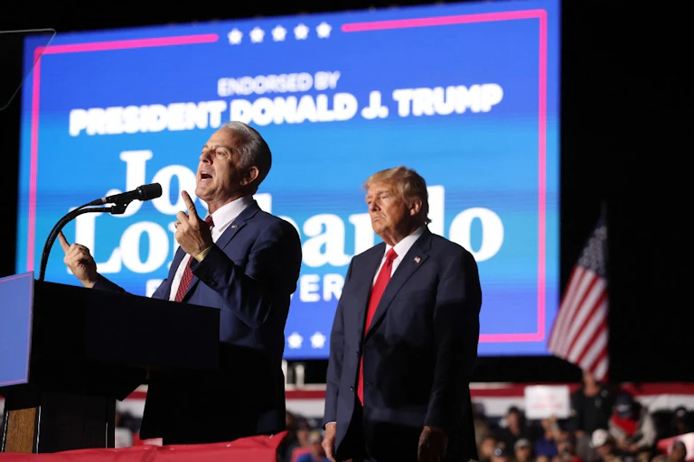 Le candidat républicain au poste de gouverneur du Nevada, Joe Lombardo, s'exprime sous le regard de Donald Trump, le 8 octobre 2022 à Minden, Nevada.