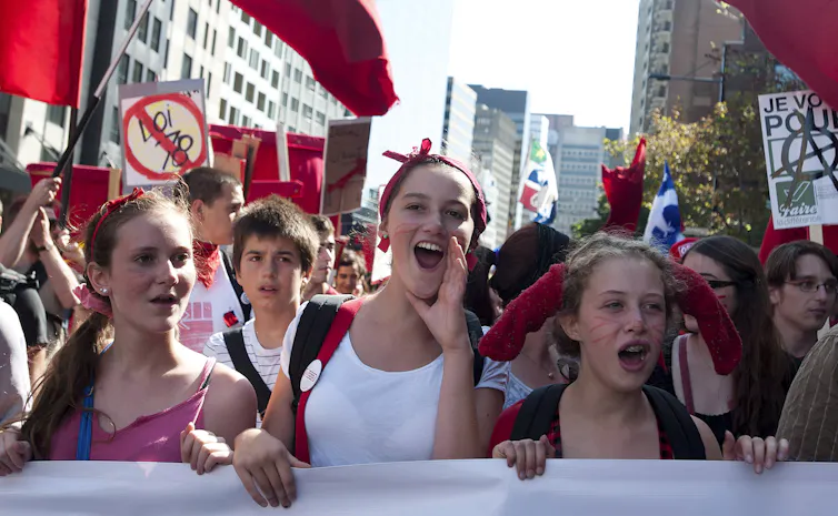 Des jeunes filles en train de manifester