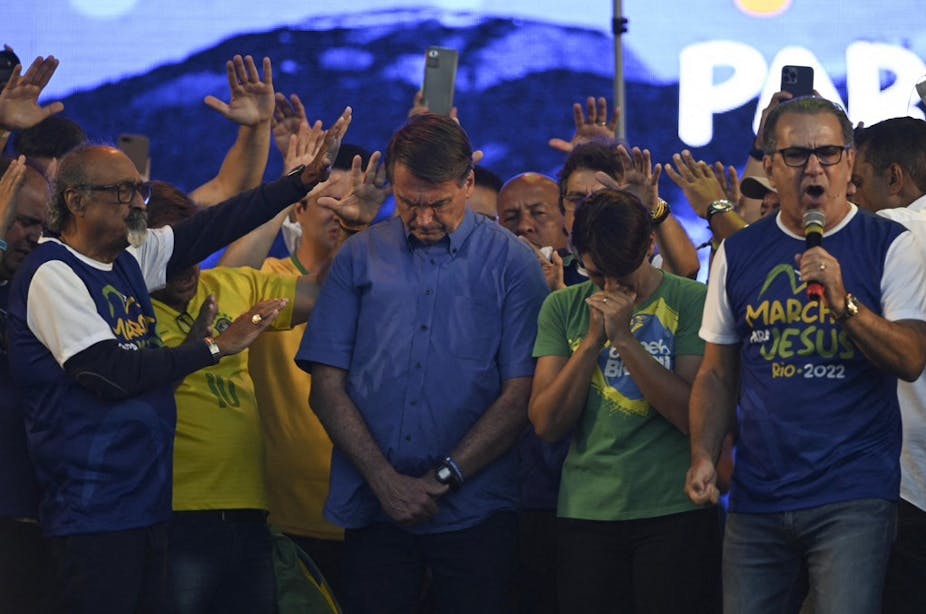 Jair Bolsonaro et son épouse Michelle en prière entourés de croyants en extase