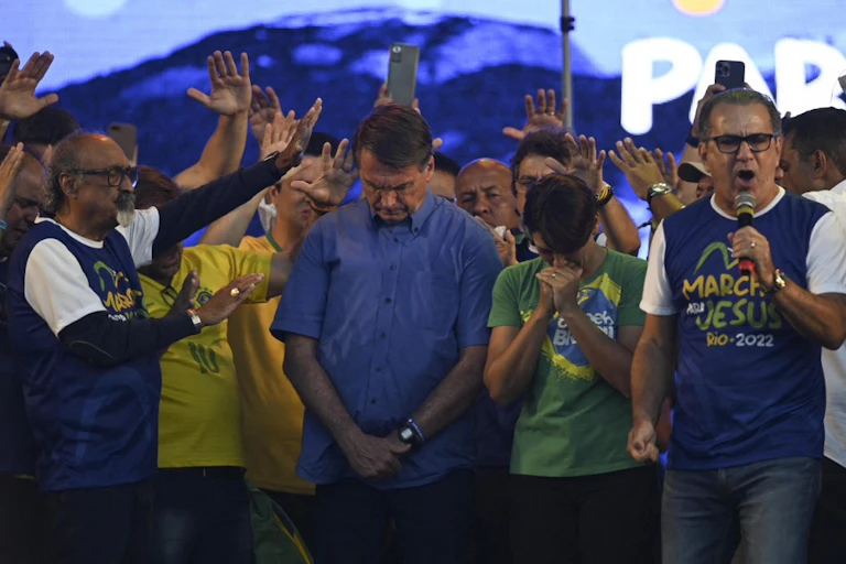 Jair Bolsonaro et son épouse Michelle en prière entourés de croyants en extase