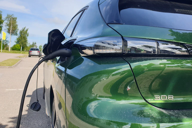 voiture électrique en recharge