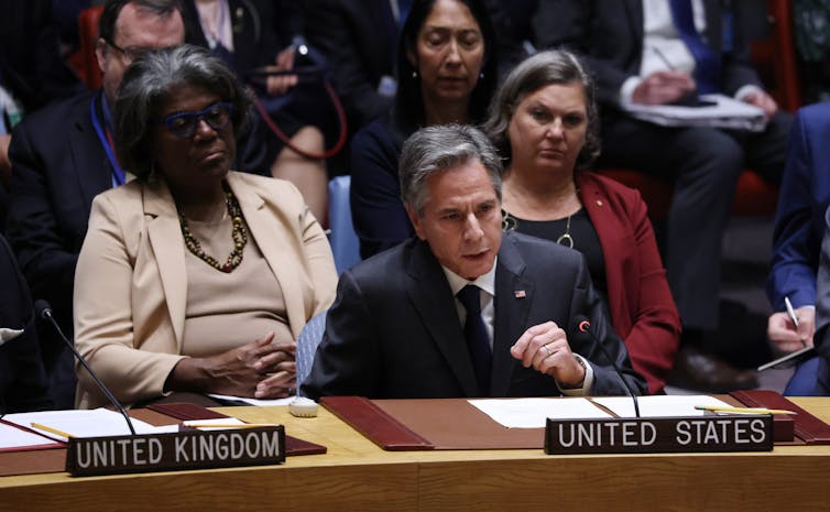 Постоянный представитель США при Организации Объединенных Наций Линда Томас-Гринфилд (слева) в роли государственного секретаря США Энтони Блинкена выступает на заседании Совета Безопасности ООН на высоком уровне, октябрь 2022 года.