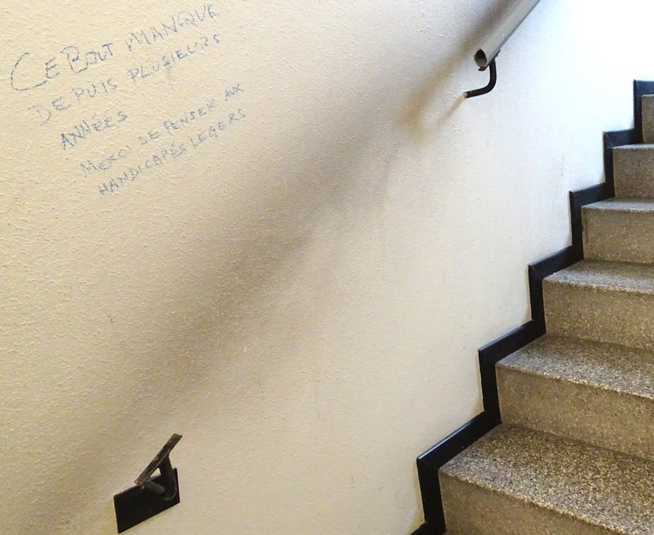 Graffiti dans un escalier à Genève, où il manque une section de main-courante : « Ce bout manque depuis plusieurs années / Merci de penser aux handicapés légers »