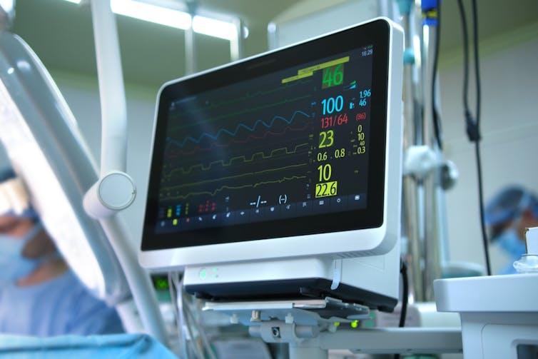 Vue d’un électrocardiogramme en salle d’opération