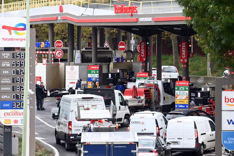 Queue devant une station-service, en octobre 2022.